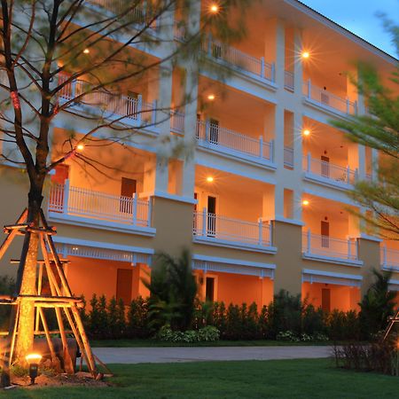 The One Residence Hotel Банкок Екстериор снимка