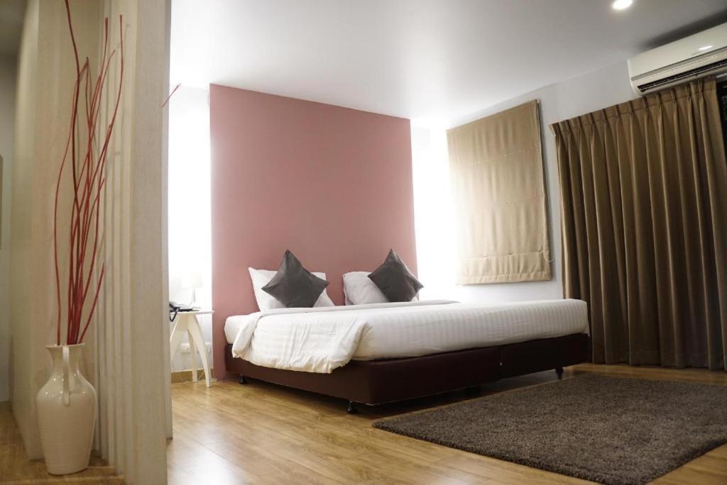 The One Residence Hotel Банкок Екстериор снимка