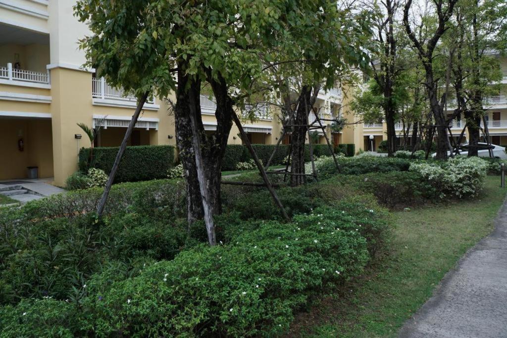 The One Residence Hotel Банкок Екстериор снимка