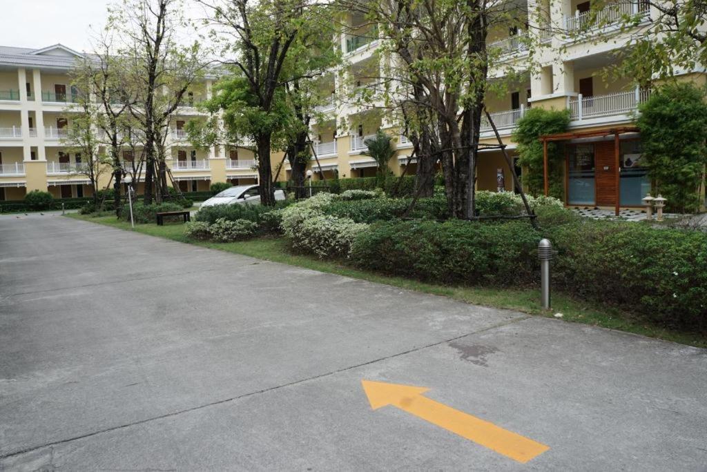 The One Residence Hotel Банкок Екстериор снимка