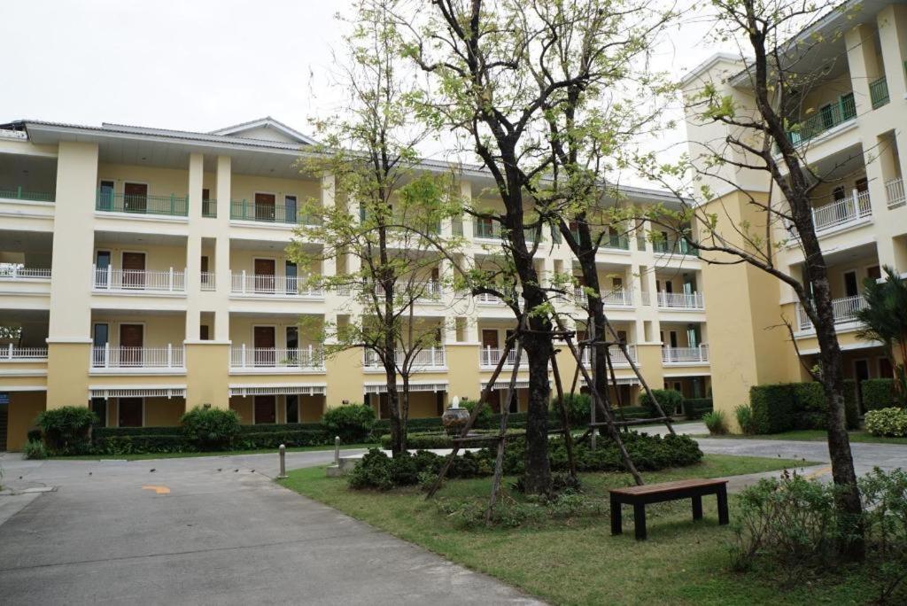 The One Residence Hotel Банкок Екстериор снимка