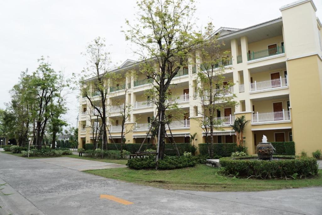 The One Residence Hotel Банкок Екстериор снимка