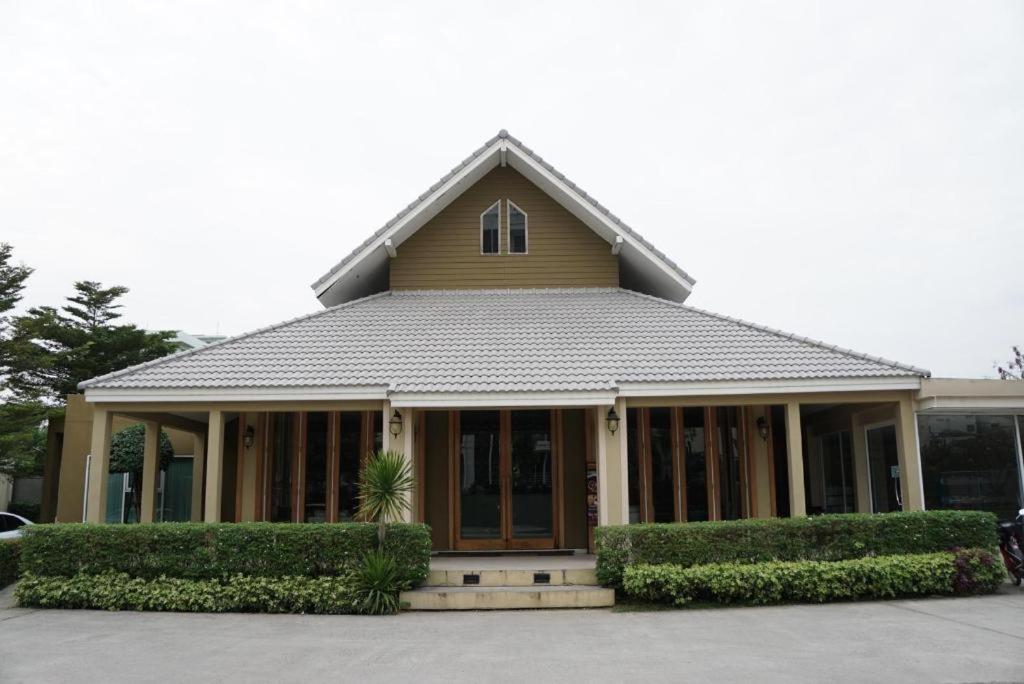 The One Residence Hotel Банкок Екстериор снимка