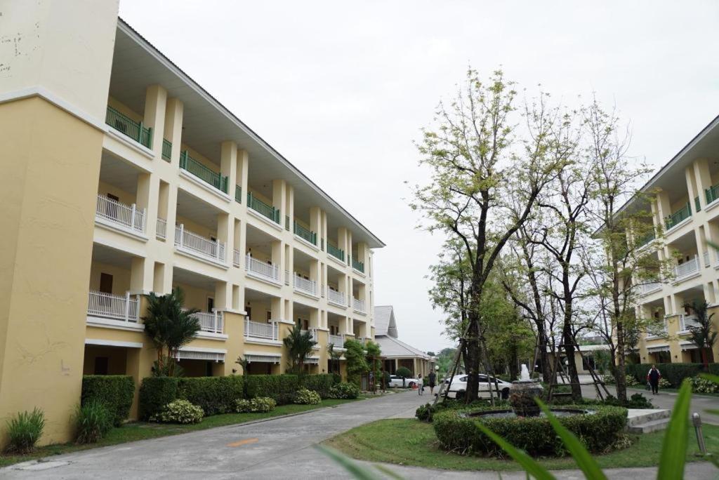 The One Residence Hotel Банкок Екстериор снимка