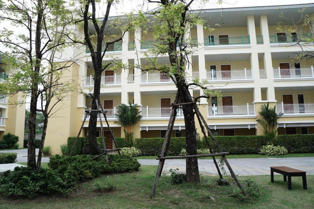 The One Residence Hotel Банкок Екстериор снимка