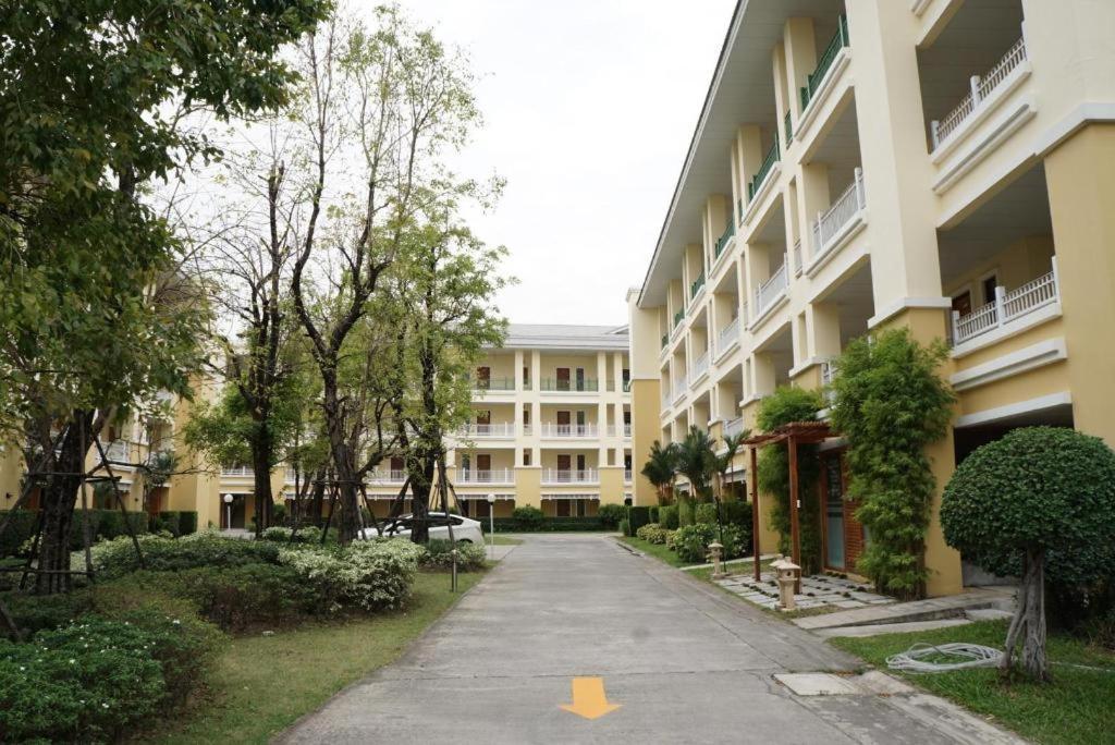 The One Residence Hotel Банкок Екстериор снимка