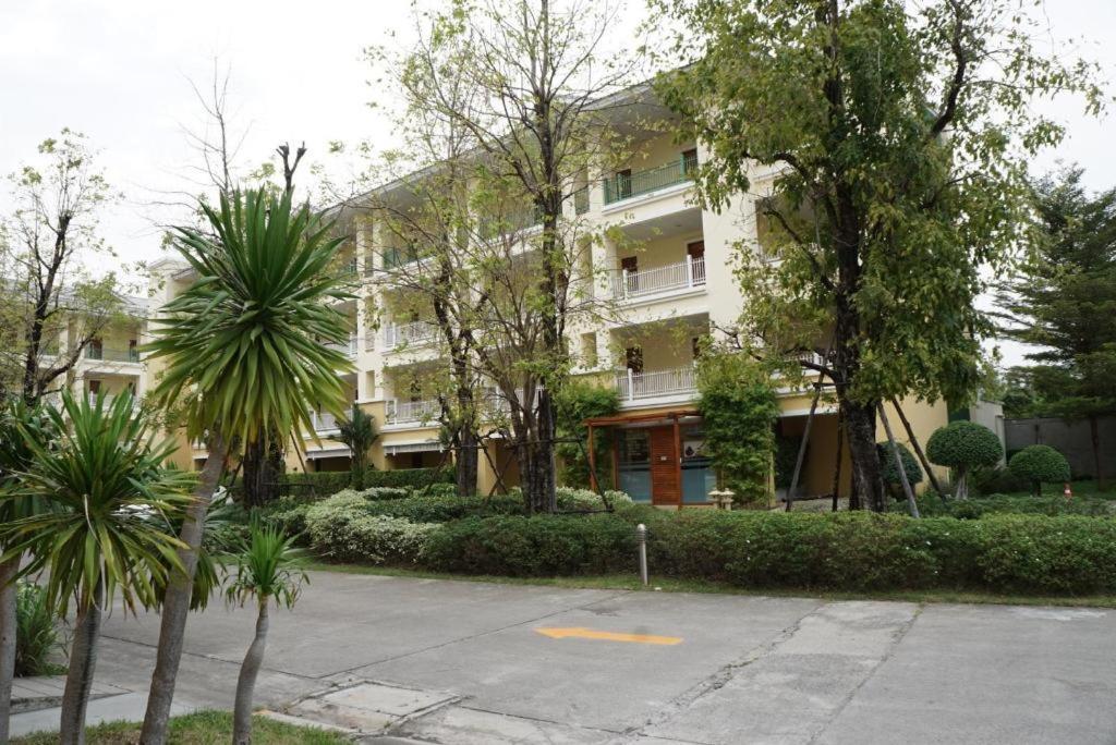 The One Residence Hotel Банкок Екстериор снимка