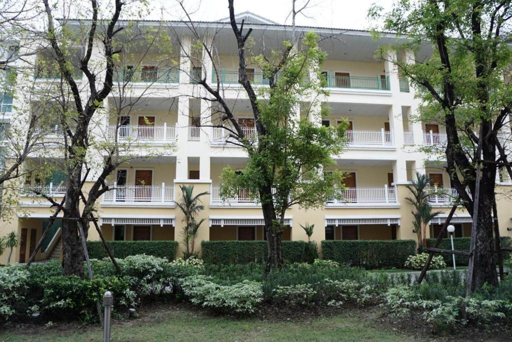 The One Residence Hotel Банкок Екстериор снимка