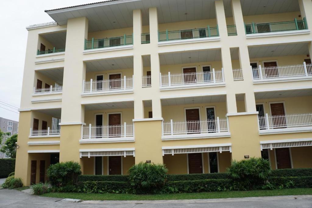 The One Residence Hotel Банкок Екстериор снимка