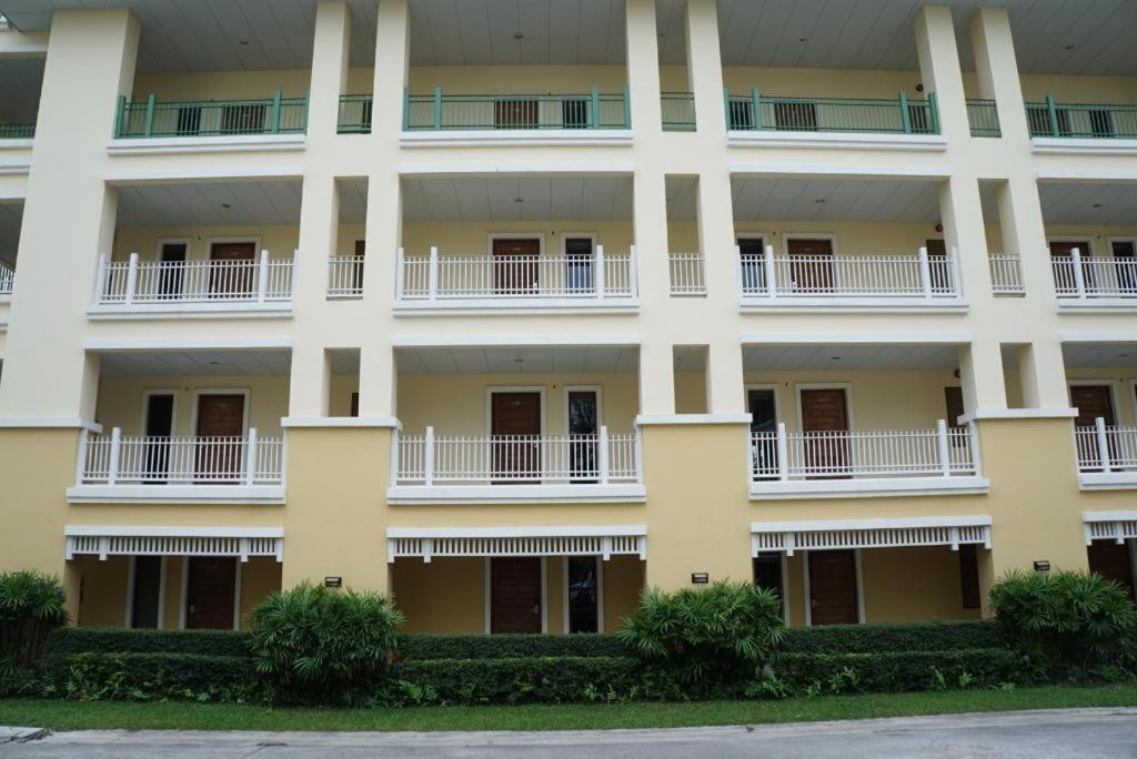 The One Residence Hotel Банкок Екстериор снимка