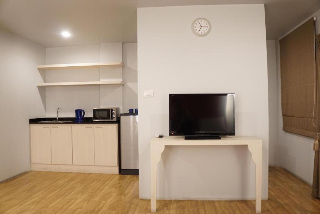 The One Residence Hotel Банкок Екстериор снимка