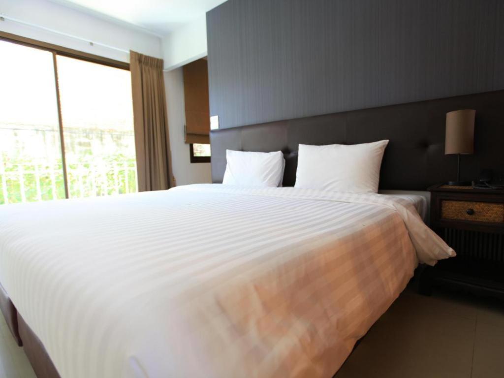 The One Residence Hotel Банкок Екстериор снимка