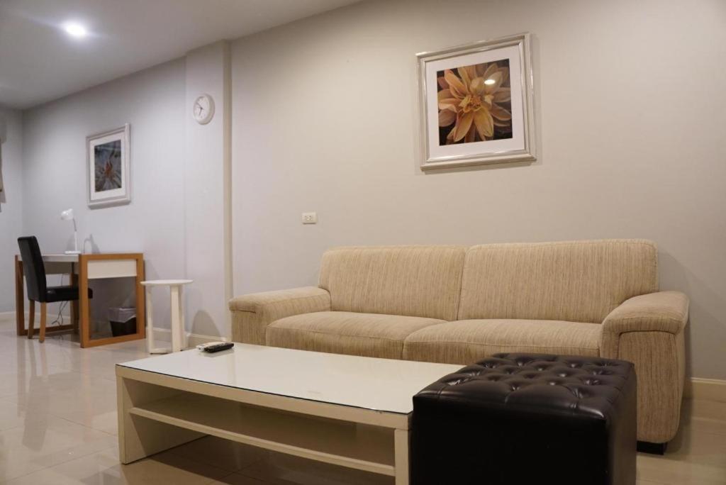 The One Residence Hotel Банкок Екстериор снимка