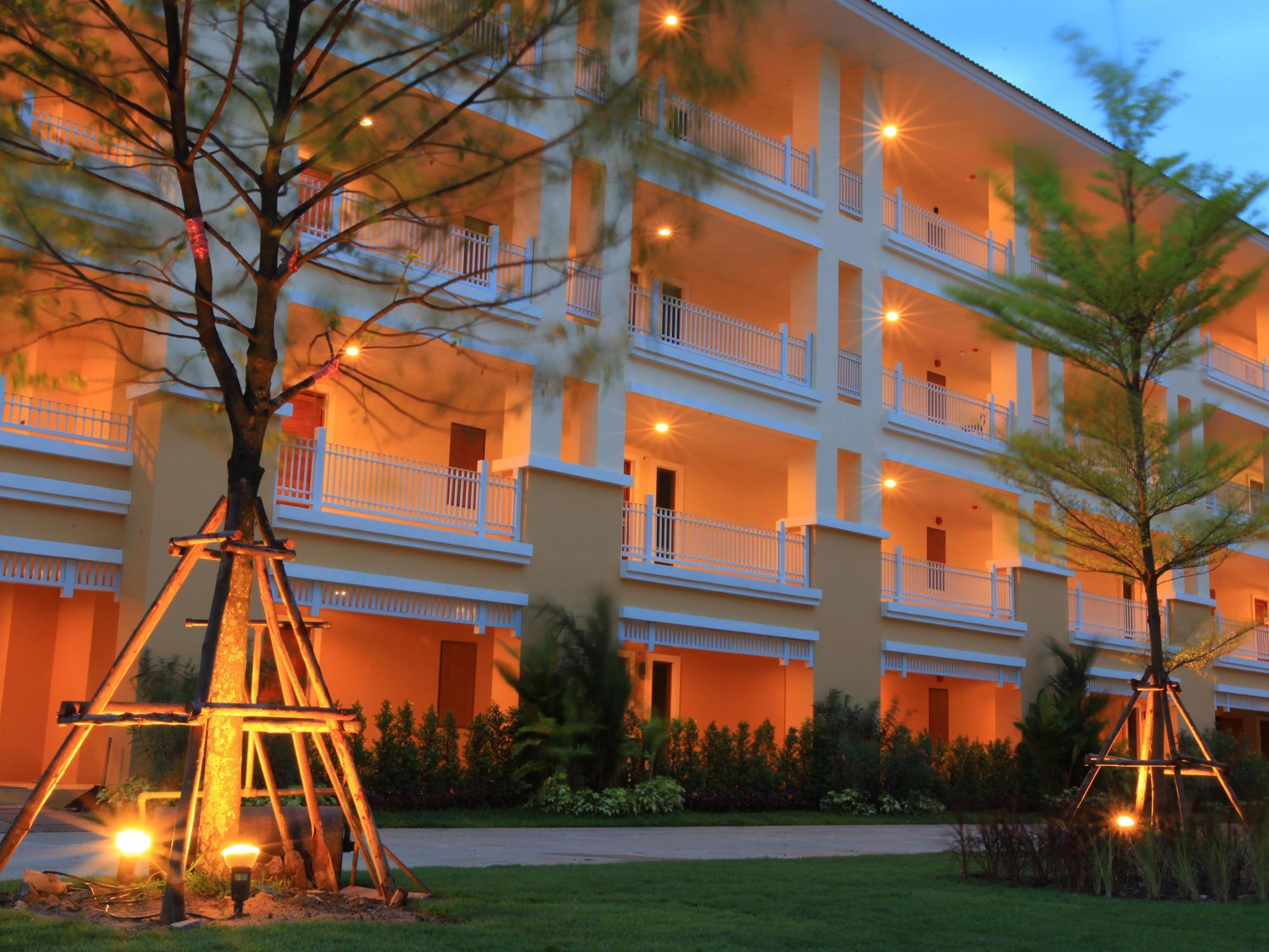The One Residence Hotel Банкок Екстериор снимка