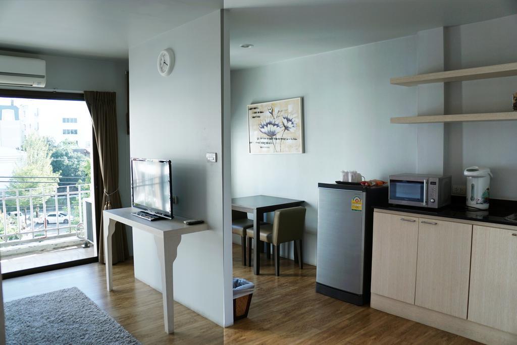 The One Residence Hotel Банкок Екстериор снимка