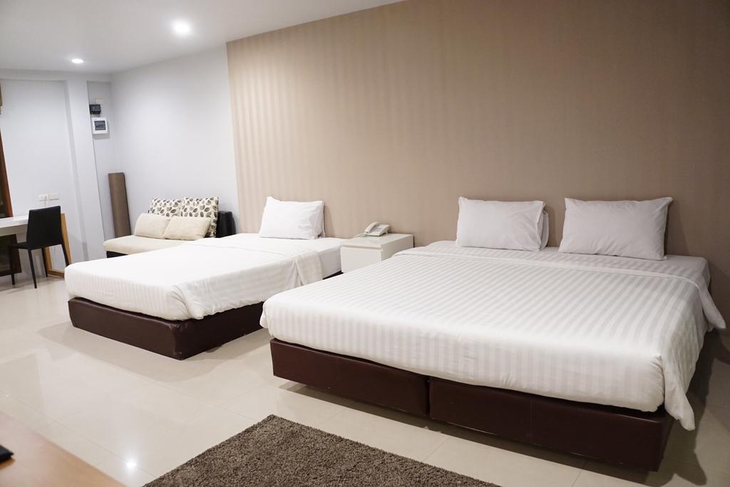 The One Residence Hotel Банкок Екстериор снимка