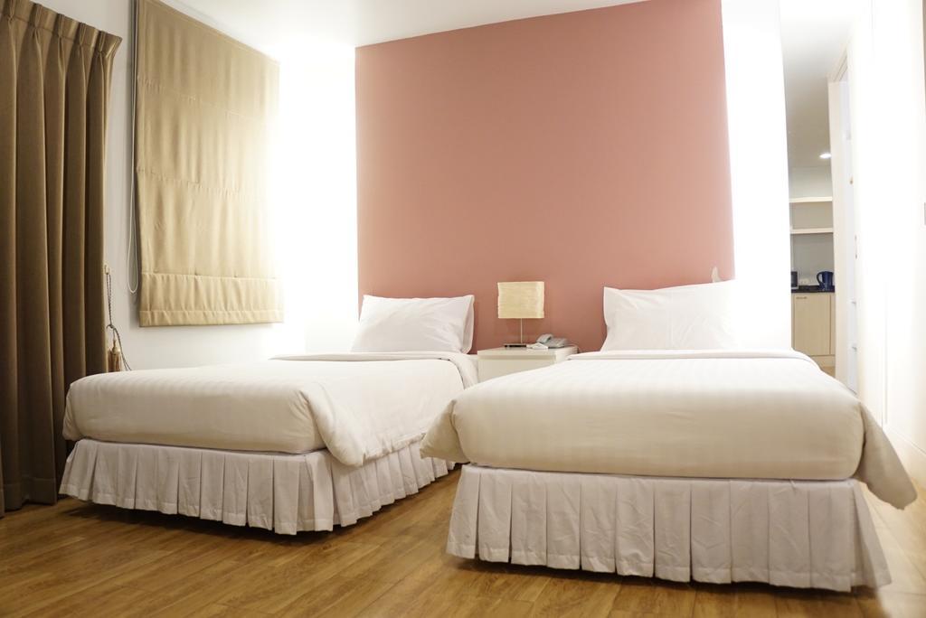 The One Residence Hotel Банкок Екстериор снимка